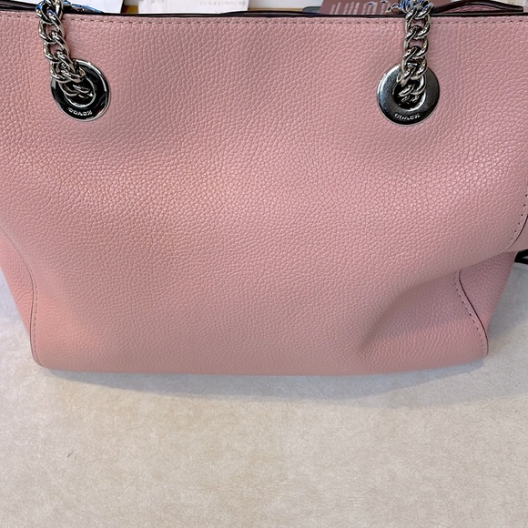 Women’s Coach Pebbled  leather tote . Silver tone  chain link handle. - Picture 3 of 16
